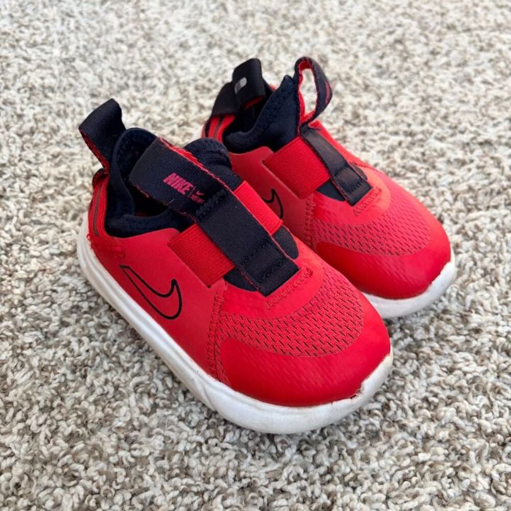 Size 8 / Toddler Boy Nike Sneakers